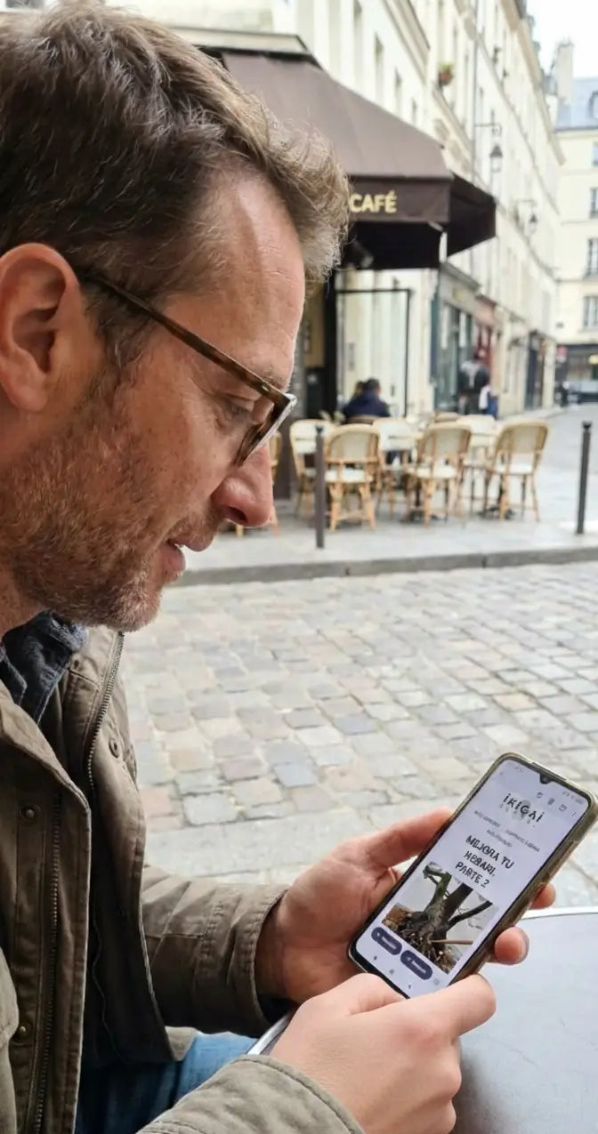 hombre viendo mvl cafe